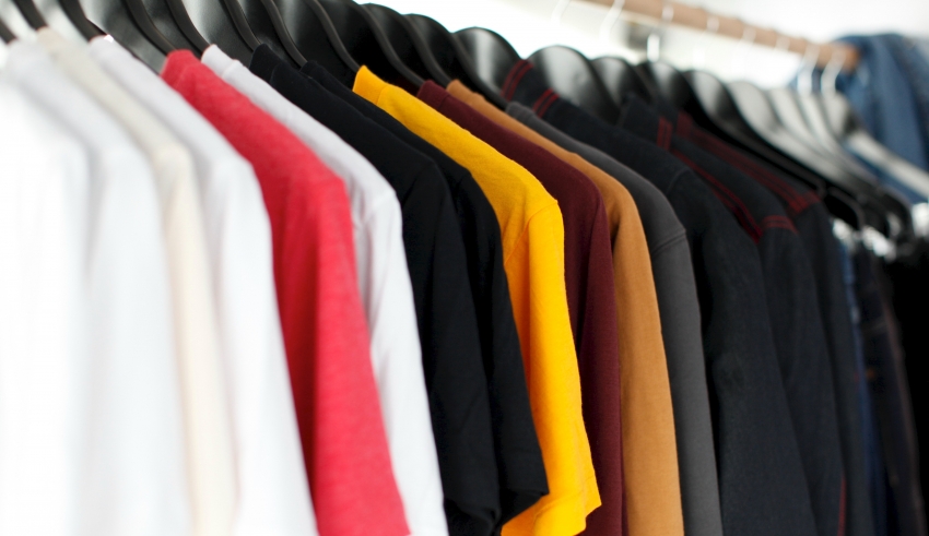 A rack of t - shirts on a hanger.