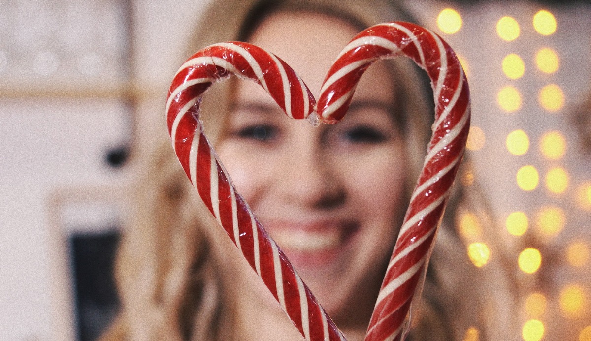 What does the white color of the Christmas candy cane symbolize? 1