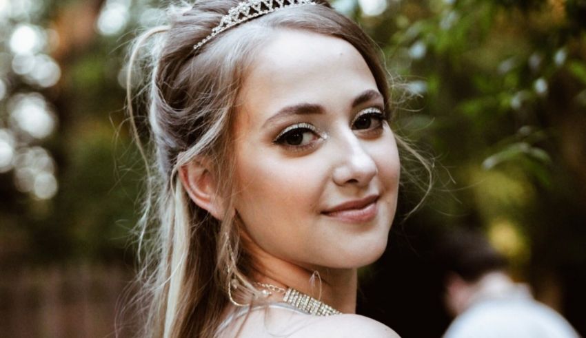 A beautiful young woman wearing a tiara.