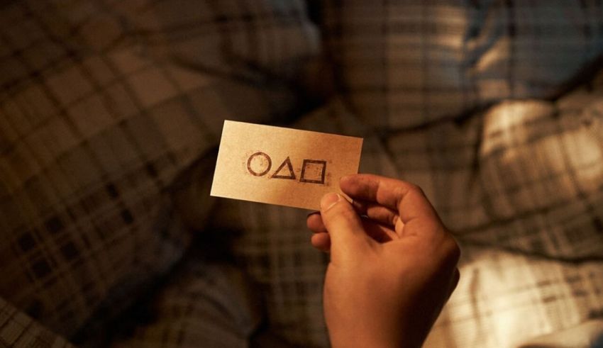 A person holding a card with the word oo on it.