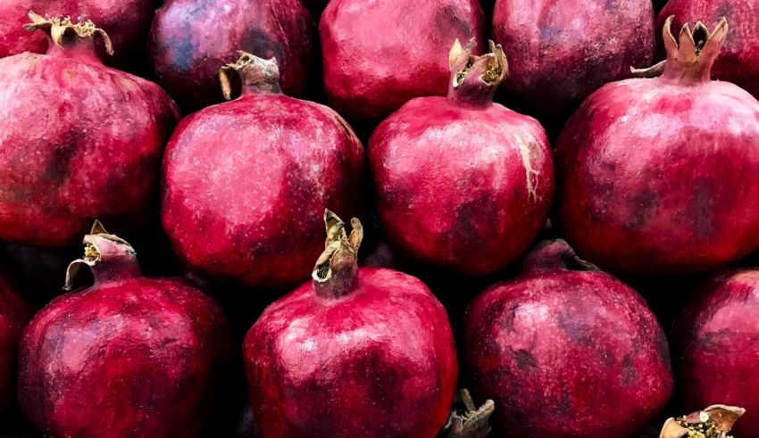 Many red pomegranates are piled up in a pile.