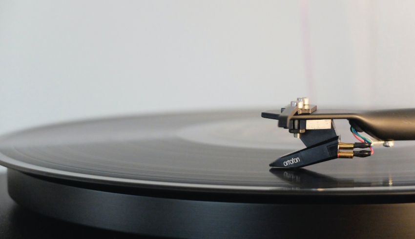 A turntable with a stylus on it.