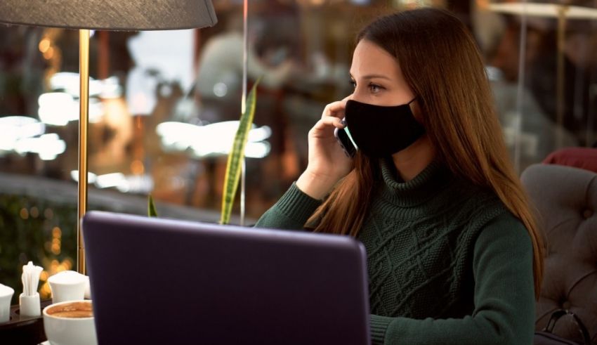 A woman wearing a face mask at a coffee shop.