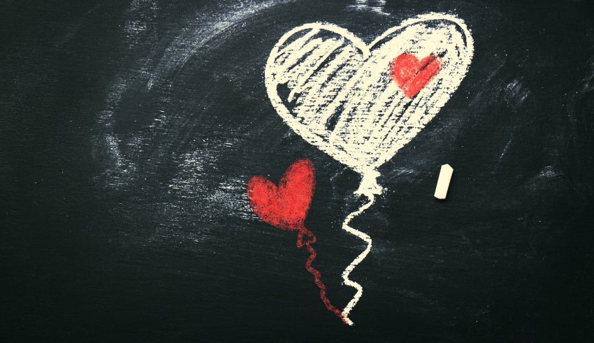 A heart balloon is drawn on a blackboard.